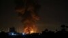 Dalam foto ilustrasi tampak asap membubung di sebuah kilang minyak yang terbakar di Teheran, Iran, 2 Juni 2021. (Foto: Majid Asgaripour/WANA via Reuters)