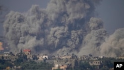 Nubes de humo ascienden en la Franja de Gaza después de un ataque aéreo israelí el 23 de octubre de 2023.