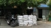 မန္တလေးမြို့က လုံခြုံရေး Check Point တခု (ဓာတ်ပုံ - AFP)