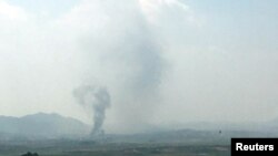 Una columna de humo se eleva del lugar donde fue destruida una oficina de enlace entre las dos Coreas en territorio norcoreano el 16 de junio de 2020. Foto de la agencia de prensa surcoreana Yonhap divulgada por Reuters.