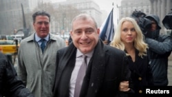 Lev Parnas (en primer plano), su socio comercial Igor Fruman y otros dos están acusados ​​de hacer llegar dinero de una potencia extranjera para interferir en las elecciones estadounidenses.