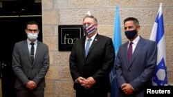 El secretario de Estado, Mike Pompeo, posa para una foto al visitar el Museo Amigos de Sion, en Jerusalén.