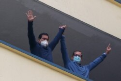 Andrés Arauz (izq) candidato presidencial de la Alianza Unión por la Esperanza (UNES), y su compañero de binomio Carlos Rabascall saludan a partidarios en Quito, Ecuador, el 11 de abril de 2021.