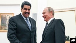 El gobierno de Vladimir Putin apuesta al presidente en disputa Nicolás Maduro, lo que ha empeorado las tensiones con Estados Unidos que insiste en su salida para el restablecimiento de la democracia venezolana.