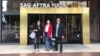 Ketua baru PARFI Marcella Zalianty dan Aktor Ray Sahetapy di depan kantor SAG-AFTRA. (Foto courtesy: Marcella dan Ray) 