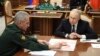 Tổng thống Nga Vladimir Putin (phải) lắng nghe Bộ trưởng Quốc phòng Nga Sergei Shoigu trong cuộc gặp tại Điện Kremlin ở Moscow, Nga, hôm 20/2.