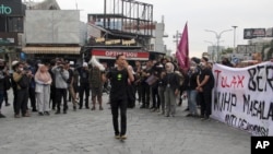 Un grupo de activistas protesta contra el nuevo código penal aprobado por el parlamento de Indonesia en Yogyakarta el 6 de diciembre de 2022.