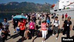 지난 2011년 8월 중국인 관광객들이 북한 라진에서 출발하는 유람선을 타고 금강산에 도착했다.