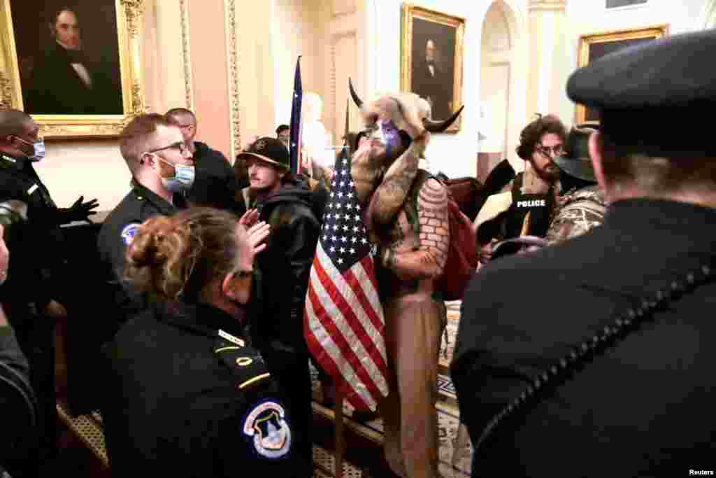 La polic&#237;a confronta a partidarios del presidente Donald Trump mientras se manifiestan en el segundo piso del Capitolio de los EE. UU.