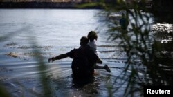 Migrantes de Venezuela cruzan el río Grande en un intento de buscar asilo en los EEUU, visto desde Piedras Negras, México, el 29 de septiembre de 2023.