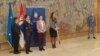 Šef misije OEBS-a u Srbiji Andrea Oricio, premijerka Srbije Ana Brnabić (u sredini) i ministarka pravde Nela Kuburović obraćaju se novinarima u pauzi finalne rasprave o promeni Ustava Srbije, u Palati Srbija, Beograd, 5. marta 2018. (VOA)