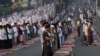 Gran cantidad de musulmanes efectúan las oraciones de la celebración del Eid al-Adha el lunes 17 de junio de 2024, en una calle de Yakarta, Indonesia. 