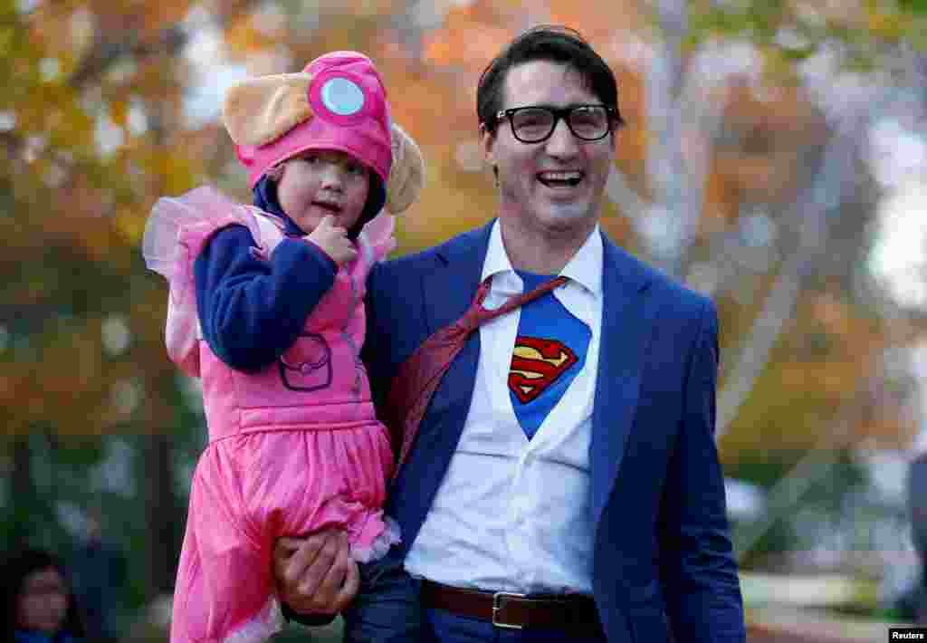 នាយករដ្ឋមន្រ្តី​កាណាដា Justin Trudeau និង​កូនប្រុស​របស់​លោក​ Hadrien ចូល​រួម​ប្រារព្ធ​ពិធី Halloween នៅ​ក្នុង​សាល​ Rideau Hall​ រាជធានី Ottawa &nbsp;ប្រទេស​កាណាដា​កាលពី​ថ្ងៃទី​៣១ តុលា ២០១៧។