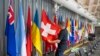 Daniel Egger coloca la bandera de Suiza durante los preparativos finales de la Cumbre sobre la paz en Ucrania, en Stansstad, al sur de Lucerna, el 13 de junio de 2024.
