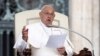 ARCHIVO - El papa Francisco asiste a la audiencia general semanal, en la Plaza de San Pedro del Vaticano, el 22 de mayo de 2024.