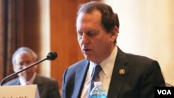 A pesar de que se retira como congresista, Lincoln Díaz-Balart se comprometió a continuar luchando a favor de que haya un cambio político en Cuba.