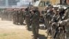 Miembros de la Guardia Nacional de EEUU se alinean antes de la conferencia de prensa del gobernador Greg Abbott, a la que se unieron 13 gobernadores de diferentes estados, en Shelby Park en Eagle Pass, Texas, , el 4 de febrero de 2024.