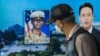 Un hombre pasa el 16 de agosto de 2023 frente a una pantalla de televisión en Seúl, Corea del Sur, que informa sobre el soldado estadounidense que cruzó hacia Corea del Norte hace un mes.