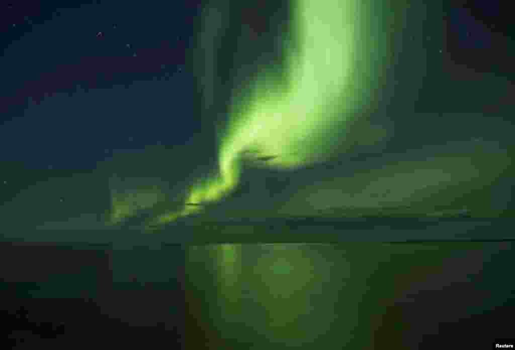 Pancaran cahaya 'Aurora borealis' tampak di atas Danau Great Bear, di Deline, Northwest Territories, Kanada.