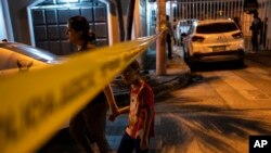 ARCHIVO: Una cinta amarilla marca el sitio de una escena de crimen en Guayaquil, Ecuador, el 28 de septiembre de 2023.