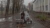 Un residente local llena botellas con agua en Pokrovsk, en la región oriental de Donetsk, el 11 de diciembre de 2024, en medio de la invasión rusa de Ucrania. (Foto de Roman PILIPEY / AFP)