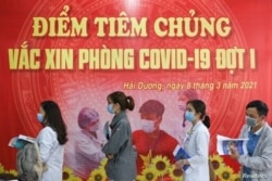 Los trabajadores de la salud esperan su turno mientras Vietnam comienza su lanzamiento oficial de la vacuna contra el coronavirus de AstraZeneca, en el Hospital de Enfermedades Tropicales de Hai Duong, provincia de Hai Du