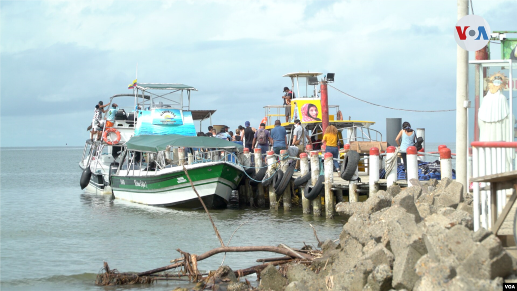Los migrantes abordan las lanchas que los cruzan a trav&#233;s del Golfo de Urab&#225;, en una traves&#237;a de cerca de 2 horas en mar abierto con un precio de 50 d&#243;lares por persona.