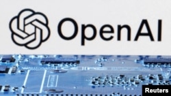 El logotipo de OpenAI se ve cerca de la placa base de la computadora en esta ilustración tomada el 8 de enero de 2024.