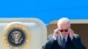 Presidenti Biden duke mbërritur me avionin presidencial Air Force One