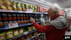 Un comprador revisa los precios de los productos en un mercado de Buenos Aires el 12 de junio de 2023.
