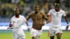 Niguimbe Prejuce Nakoulma du Burkina Faso, au centre, célèbre après avoir marqué un but contre la Tunisie lors du match Tunisie-Burkina Faso de la CAN 2017 au Stade de l'Amitié, à Libreville, Gabon, 28 janvier 2017. 
