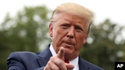 "En lo que a mí respecta, están muertas", dijo Trump a periodistas sobre las conversaciones de EE.UU. con el Talibán y líderes afganos, cuando salía de la Casa Blanca para viajar a un mitin político en Carolina del Norte. Sep. 9 de 2019. AP/Andrew Harnik.