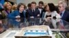 El presidente francés, Emmanuel Macron y la presidenta del Consejo Regional de Ile-de-France, Valerie Pecresse, Stéphane Troussel observan una maqueta para una de los centros de realización de los Juegos Olimpicos de París 2024 en Saint-Denis, cerca de París, Francia.