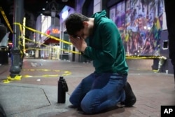 Matthias Hauswirth, de Nueva Orleans, reza en la calle cerca de la escena donde un vehículo atropelló a una multitud en las calles Canal y Bourbon de Nueva Orleans, el 1 de enero de 2025.