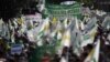 Oliveros protestan el jueves 10 de octubre en Madrid, España, para denunciar los bajos precios del producto y el arancel del 25% impuesto al aceite de oliva y aceitunas por EE.UU. AFP/Pierre-Philippe Marcou.