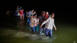 Falsos anuncios y la desinformación son obstáculos para los migrantes que se acercan a la frontera de Estados Unidos