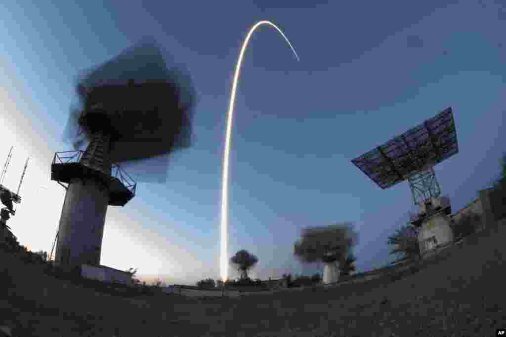 រ៉ុក្កែតSoyuz-FG និង​ជើង​ហោះ​ហើរ Soyuz MS-05 ដែល​មាន​ផ្ទុក​អវកាស​យានិកថ្មី​ត្រូវ​បានបាញ់​ចេញ​ពី ទីលាន​បាញ់​យានអវកាស​ Baikonur របស់​រុស្ស៊ី នៅ​ក្នុង​ប្រទេសកាហ្សាក់ស្ថាន។