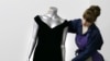 El icónico vestido que usó la princesa Diana cuando bailó con el actor John Travolta en la Casa Blanca será subastado el 9 de diciembre, anunció la casa de venta londinense Kerry Taylor.