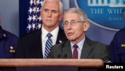 El doctor Anthony Fauci, director del Instituto Nacional de Alergias y Enfermedades Infecciosas y miembro del equipo designado por la Casa Blanca para gestionar la pandemia en EE.UU., junto al vicepresidente Mike Pence, durante una rueda de prensa celebrada el pasado 15 de marzo.