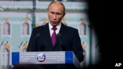 El presidente ruso Vladimir Putin confirmó que Edward Snowden se encuentra en el aeropuerto de Moscú, pero dijo que no se le entregará a Estados Unidos.