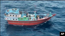 Esta foto sin fecha distribuida por el Mando Central de las fuerzas armadas de Estados Unidos muestra lo que describe como un bote que transportaba componentes de misiles de fabricación iraní con destino a los hutíes yemeníes en el mar Arábigo. 