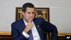 El líder de la oposición venezolana y autoproclamado presidente interino de Venezuela, Juan Guaidó, se sienta durante una sesión semanal en la Asamblea Nacional en Caracas, Venezuela, el 10 de septiembre de 2019.