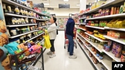 人们在加利福尼亚州Rosemead的一家零售店的食品区购物。（资料照片：2024年1月19日）