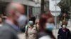 Personas usando mascarillas hacen fila mientras esperan que les hagan la prueba de COVID-19, en medio de un estricto bloqueo restablecido para ayudar a frenar la propagación del nuevo coronavirus, en Bogotá, el sábado 10 de abril de 2021.