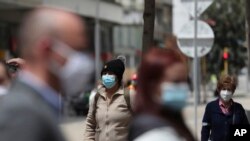 Personas usando mascarillas hacen fila mientras esperan que les hagan la prueba de COVID-19, en medio de un estricto bloqueo restablecido para ayudar a frenar la propagación del nuevo coronavirus, en Bogotá, el sábado 10 de abril de 2021.