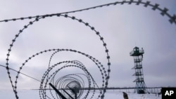 Un guardia del ejército de Ucrania monta guardia, captado este miércoles, en barricada justo en límite fronterizo con Rusia, donde se vivé en mayor grado la tensión la escalada belicista de Rusia que mantiene en alerta a Europa y occidente. (Foto /agencias)