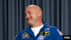 Al astronauta Mark Kelly, esposo de la congresista Gabrielle Giffords, comandará la última misión del Endeavour.