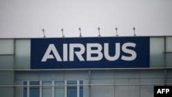 Logo Airbus di kantor perusahaan tersebut di Blagnac, pinggiran Toulouse, 16 Oktober 2024.