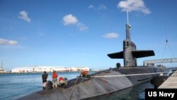 美国海军洲际导弹潜水艇内华达号于2022年1月15日抵达关岛,反映了美国对印太地区的承诺。（照片来自美国海军推特）
