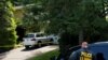 Agentes federales son vistos en los alrededores de la casa de la jueza Esther Salas en Brunswick, Nueva Jersey.